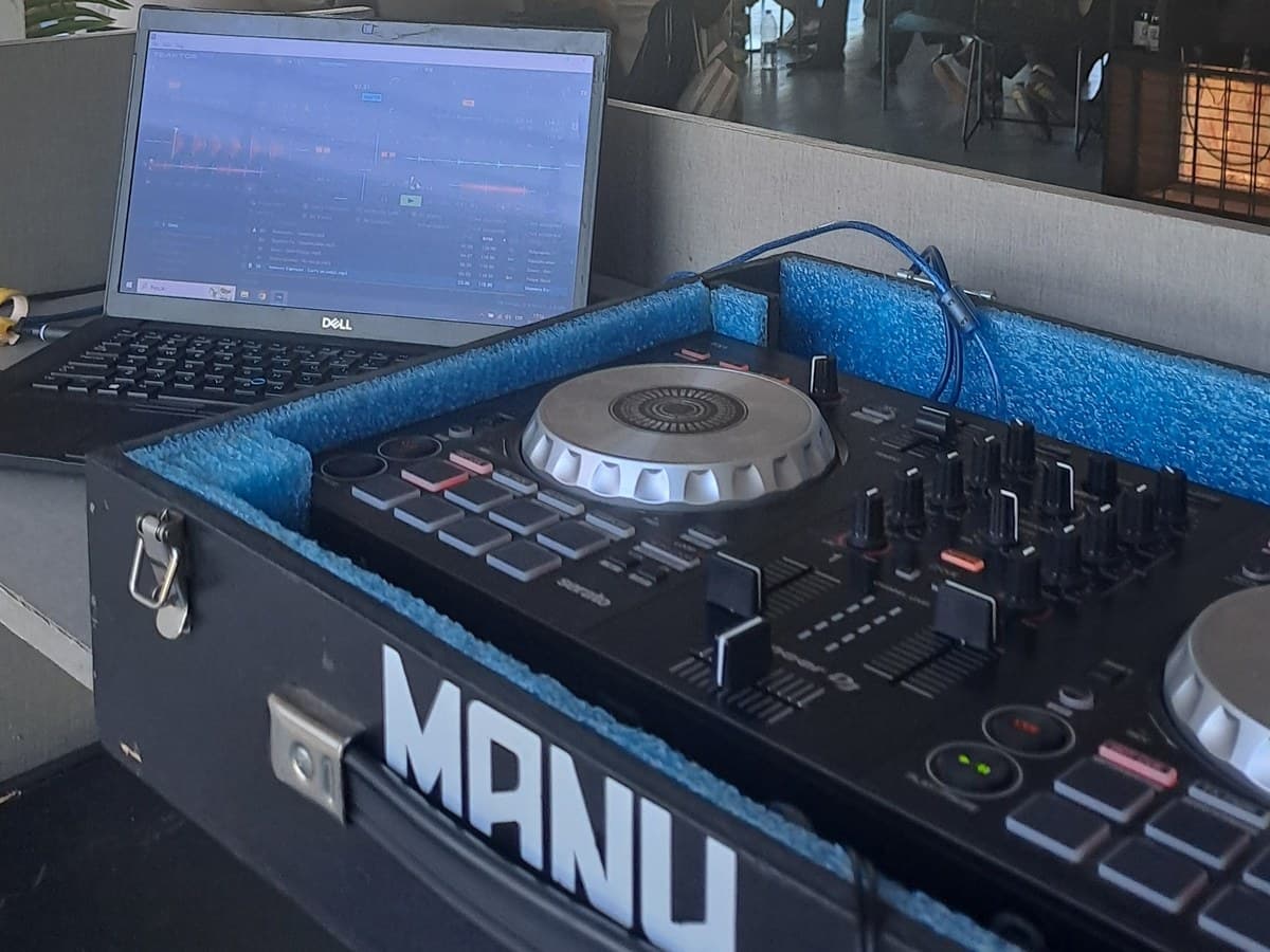 DJ operando su equipo en un evento corporativo